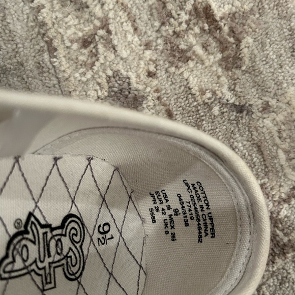 Soho Women’s Sz 9.5 Casual Ballet Flat Shoe Comfort Gray Stripe Slip On Low Top - Picture 6 of 7